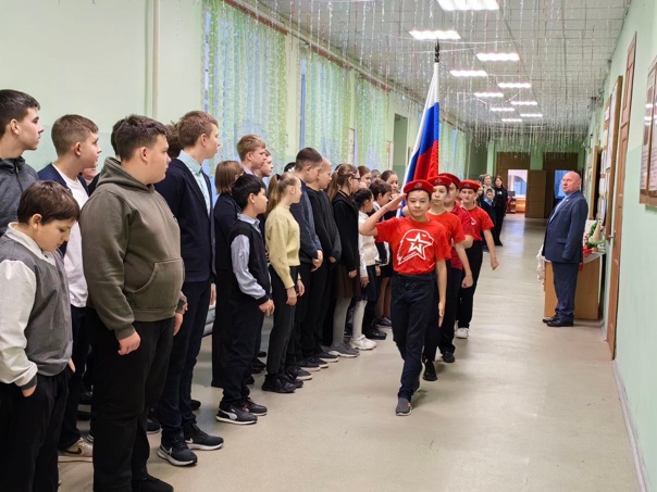 Линейка, посвящённая началу новой учебной недели, началась традиционно с выноса флага и исполнения гимна Российской Федерации..